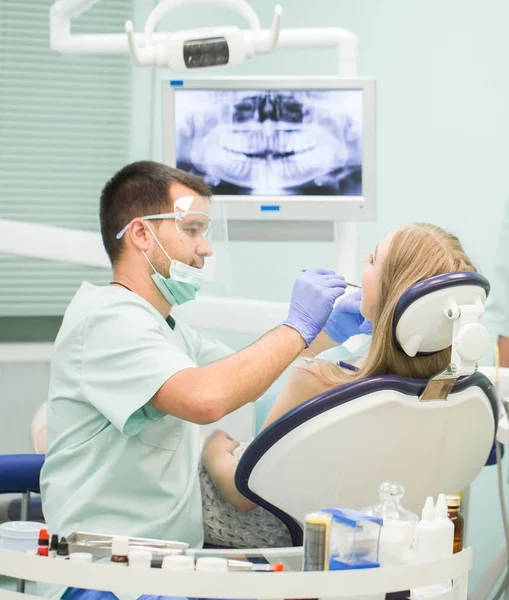 Lekarz dentysta z asystentem w klinice stomatologicznej. — Zdjęcie stockowe
