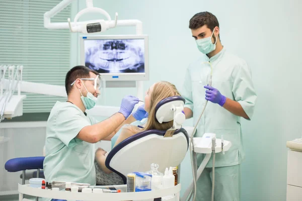 Lekarz dentysta z asystentem w klinice stomatologicznej. — Zdjęcie stockowe