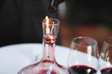 kırmızı şarap sürahi dökülen bir sommelier
