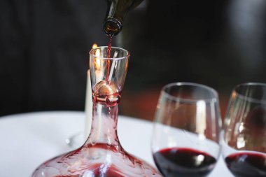 kırmızı şarap sürahi dökülen bir sommelier