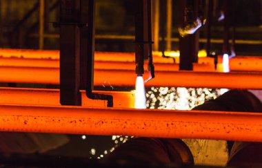 Meşale Kesmede Çelik Kütükler. Metalurji tesisi.