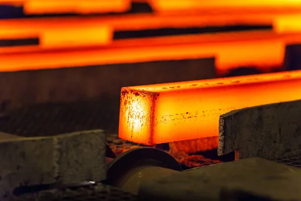 Fioritura di acciaio caldo quadrato sul roll-table. — Foto Stock