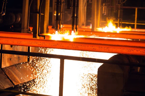 O Steel Billets no Torch Cutting. Instalação metalúrgica — Fotografia de Stock