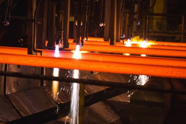 Meşale Kesmede Çelik Kütükler. Metalurji tesisi