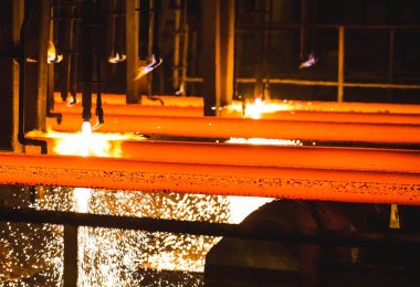 Meşale Kesmede Çelik Kütükler. Metalurji tesisi