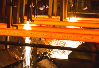 Meşale Kesmede Çelik Kütükler. Metalurji tesisi