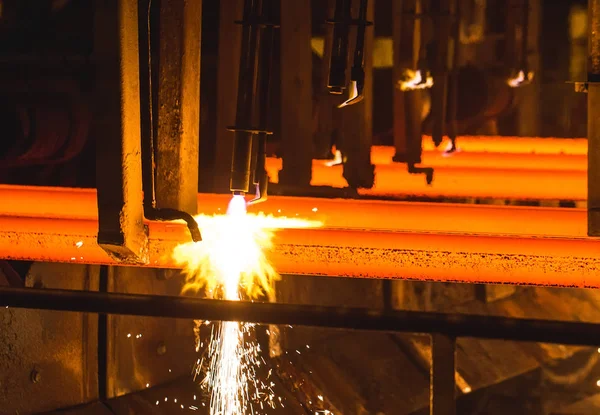 Billetes de acero en Torch Cutting. Planta metalúrgica — Foto de Stock