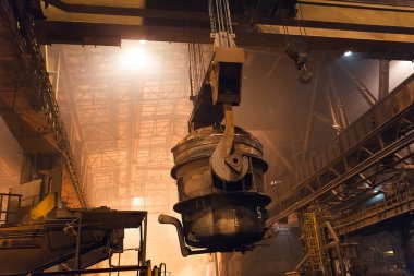 Çelik fabrikasında metalin erimesi. Erime fırınında yüksek sıcaklık. Metalurji endüstrisi. Metal boru üretimi için fabrika.