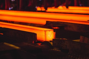 Sıcak filizlenme, devamlı döküm, aynı zamanda iplik döküm denir.