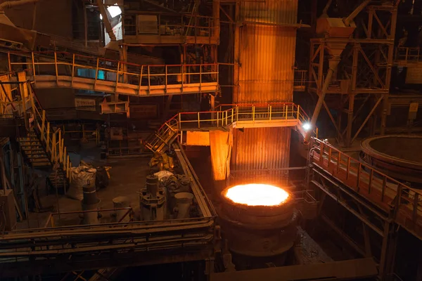 Smältning av metall i en stålverk. Hög temperatur i smältugnen. Metallurgiska industrin. Fabriken för tillverkning av metallrör. — Stockfoto