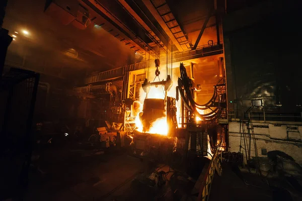 Виробництво сталі в електричних печах, металургійний завод — стокове фото