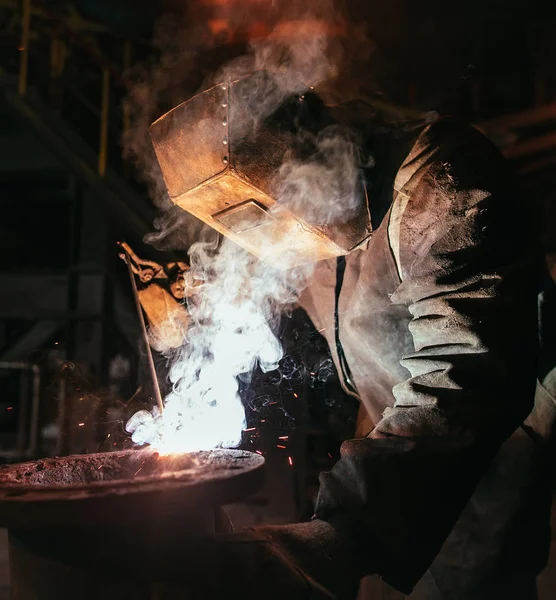 Trabajador industrial en el primer plano de soldadura de fábrica — Foto de Stock