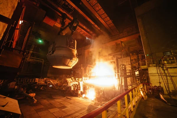 Produkcja stali w piecach elektrycznych, zakładach metalurgicznych — Zdjęcie stockowe