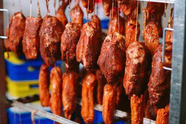 Fırında jambon füme. Sosis üretim fabrikası.