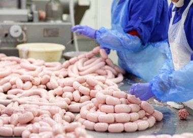 Bir et fabrikasında sosis işleme kasap.