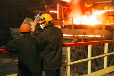 Fabrikadaki sanayi işçisi kaynaklarını kapatıyor..