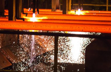 Meşale Kesmede Çelik Kütükler. Metalurji tesisi.