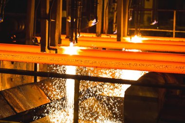 Meşale Kesmede Çelik Kütükler. Metalurji tesisi