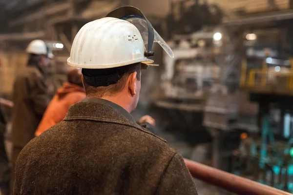 Industriearbeiter beim Schweißen in der Fabrik — Stockfoto