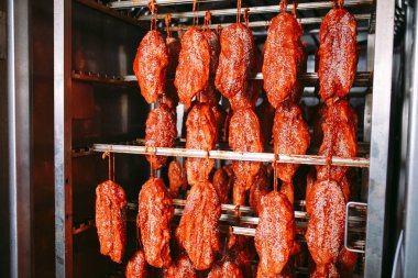 Fırında jambon füme. Sosis üretim fabrikası.