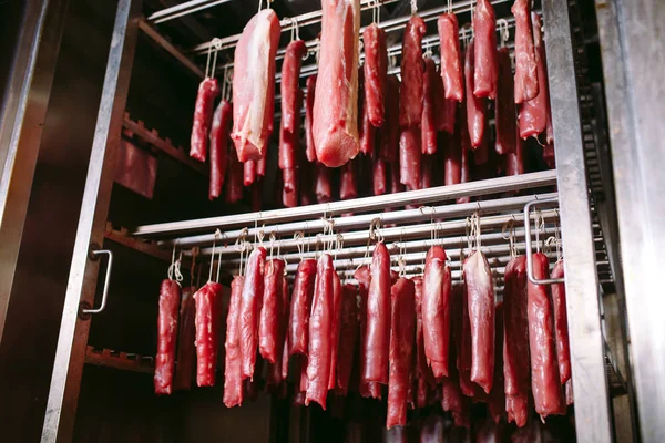 Jamón ahumado en el horno. Producción de salchichas en la fábrica . — Foto de Stock