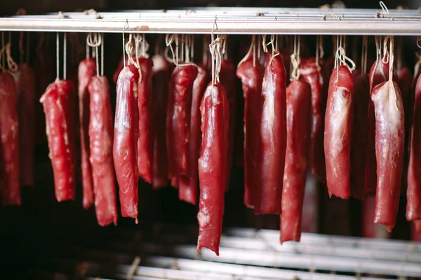 Jamón ahumado en el horno. Producción de salchichas en la fábrica . — Foto de Stock