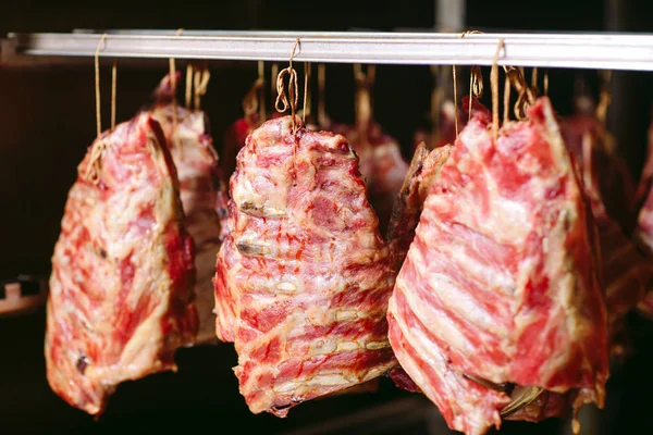 Fumar costillas en un horno. Producción de salchichas en la fábrica — Foto de Stock