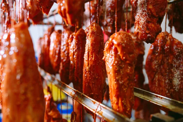 Jambon fumé au four. Production de saucisses dans l'usine . — Photo