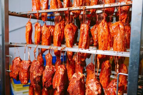 Gerookte ham in de oven. Worst productie in de fabriek. — Stockfoto