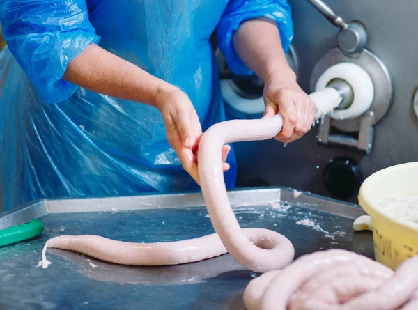 Metzger verarbeitet Wurst in einer Fleischfabrik. — Stockfoto