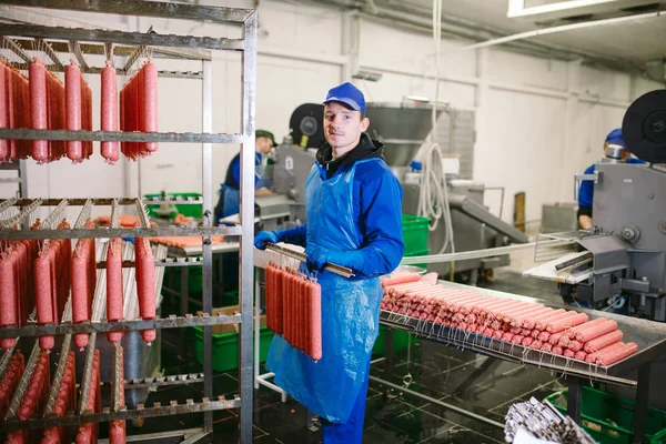 Portret van slagers verwerking worst in een vlees fabriek — Stockfoto