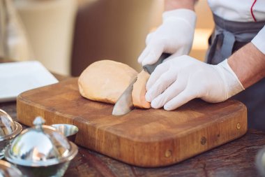 Pişirmeden önce restoranda ahşap bir Tahta üzerinde Kaz ciğeri