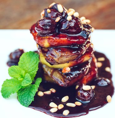 Beyaz bir tabakta sos ile Kaz Ciğeri.