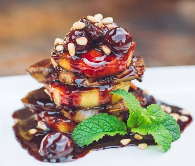 Beyaz bir tabakta sos ile Kaz Ciğeri.