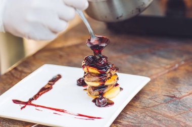 Beyaz bir tabakta sos ile Kaz Ciğeri.