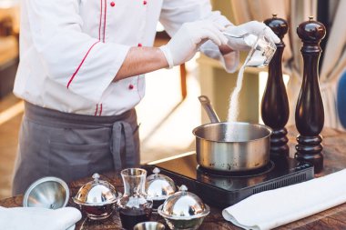 Şef kaz ciğeri misafirler önce hazırlar.