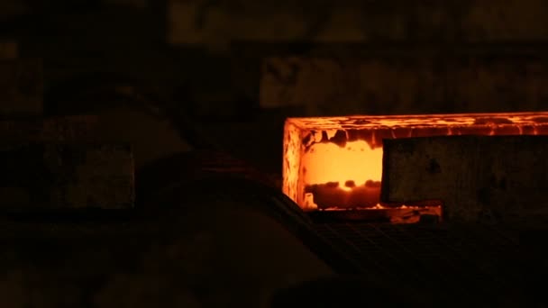 O Steel Billets no Torch Cutting. Obras de ferro enormes . — Vídeo de Stock