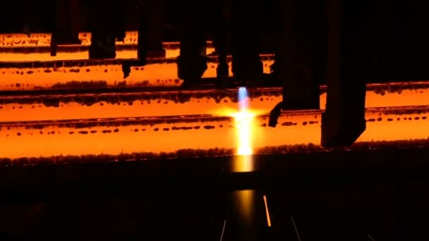 O Steel Billets no Torch Cutting. Obras de ferro enormes . — Vídeo de Stock