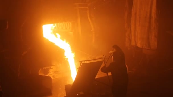 Produkcja stali w piecach elektrycznych, zakładach metalurgicznych — Wideo stockowe