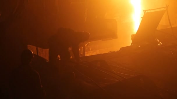 Acélgyártás elektromos kemencékben, kohászati üzemben — Stock videók