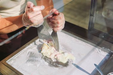 dondurma tavada tavada tavada kızartılmış dondurma ruloları. Organik, doğal haddelenmiş dondurma, el yapımı tatlı.