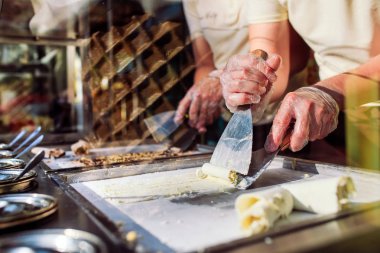 dondurma tavada tavada tavada kızartılmış dondurma ruloları. Organik, doğal haddelenmiş dondurma, el yapımı tatlı