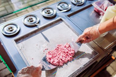 dondurma tavada tavada tavada kızartılmış dondurma ruloları. Organik, doğal haddelenmiş dondurma, el yapımı tatlı