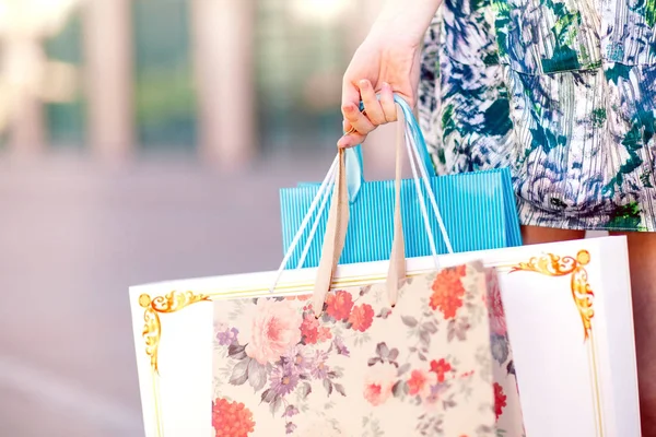 Ein Mädchen mit Einkaufstaschen in der Hand. — Stockfoto
