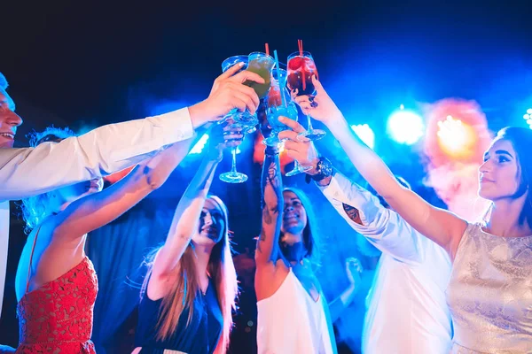 Amigos con bebidas de cócteles en una fiesta . — Foto de Stock