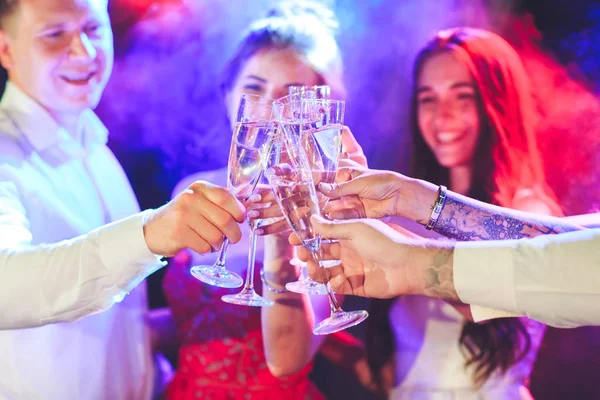 Amigos con bebidas alcohólicas en una fiesta . — Foto de Stock