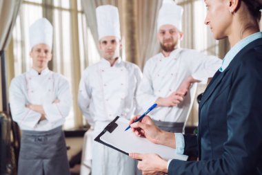 Restoran müdürü ve personeli mutfakta. Ticari mutfağın baş aşçısıyla iletişim kuruyorum.