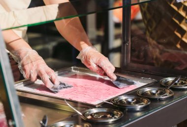 dondurma tavada tavada tavada kızartılmış dondurma ruloları. Organik, doğal haddelenmiş dondurma, el yapımı tatlı.