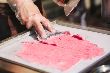 dondurma tavada tavada tavada kızartılmış dondurma ruloları. Organik, doğal haddelenmiş dondurma, el yapımı tatlı.