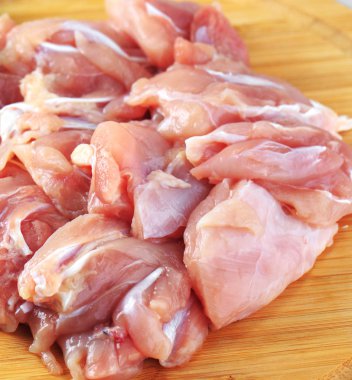 beyaz arka plan üzerinde ahşap bir tahta üzerinde çiğ tavuk gulaş